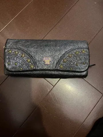 스터드 장식 블랙 장지갑