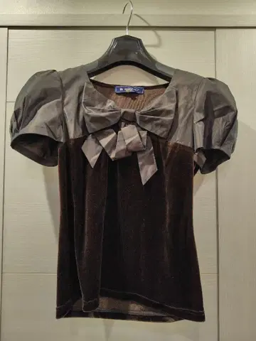 브라운 반팔 상의