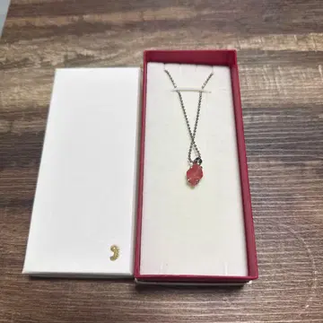 심플한 핑크 보석 목걸이