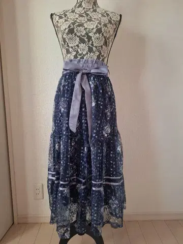 택 포함 미사용 새상품 플라워 레이스 프린트 스커트 네이비 컬러 엑시즈팜