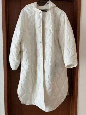 미사용 화이트 퀼팅 자켓 후드 부착