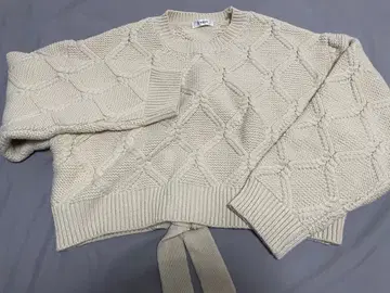 [ 새상품급 ] EVRIS 백 디테일 케이블 니트