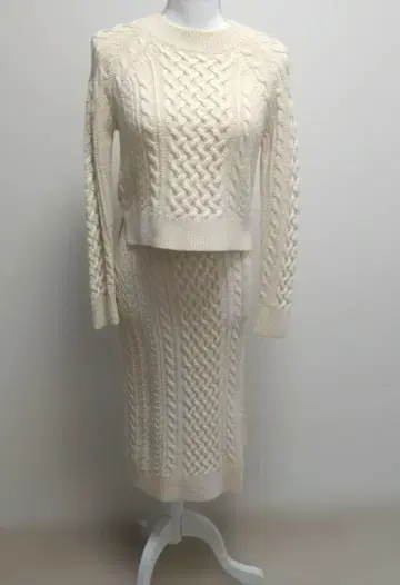 아파트 바이 로리즈 케이블 니트 셋업