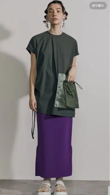 아쓰리드 UN3D. 사이드 슬릿 타이트 니트 스커트