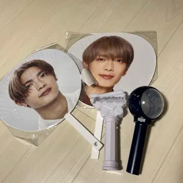 부채 2점 세트와 응원봉 2점