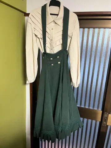 에이프런풍 그린 컬러 원피스 긴팔 프릴 포함