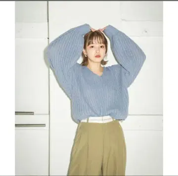 KBF 라이트 블루 V넥 오버 사이즈 니트