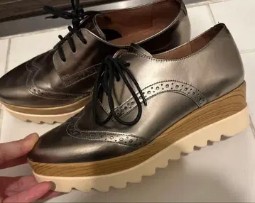 스태커토 통굽 밑창 스니커즈