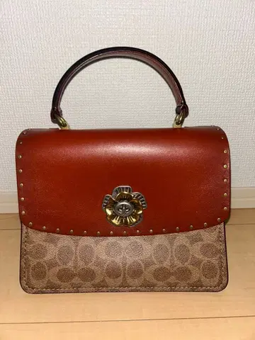 스터드 장식 가죽 숄더백