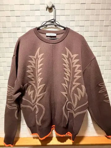 MISTER GENTLEMAN 브라운 자수 스웨터