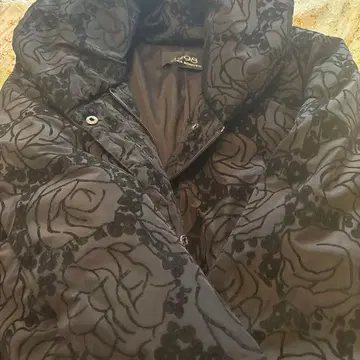 SHIZUKA KOMURO 장미 패턴 다운 코트 블랙