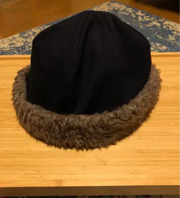 mature ha. 울 햇 네이비와 브라운