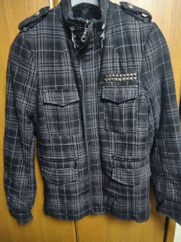 FUGA 스터드 밀리터리 스타일 코트