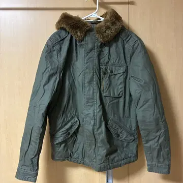 올리브 그린 퍼(fur) 부착 밀리터리 자켓