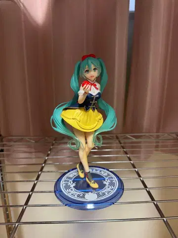 하츠네 미쿠 사과 들고 있는 피규어