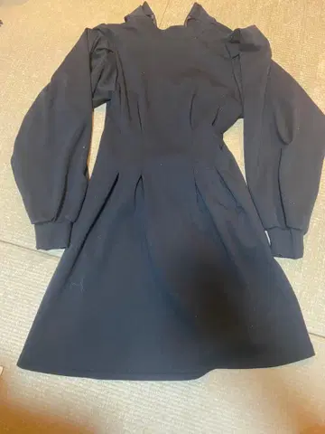 블랙 긴팔 플레어 원피스