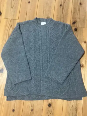 내추럴 런드리 그레이 케이블 니트 긴팔 스웨터