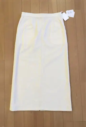 UNTITLED 미디 기장 코듀로이 타이트 스커트 화이트 계열 택 포함