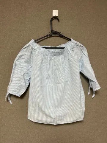 스카이블루 스트라이프 오프숄더 칠부 소매 블라우스