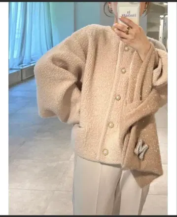 Mila Owen 파일 편직 숏 기장 금장 버튼 니트 자켓