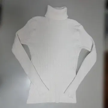 화이트 터틀넥 니트