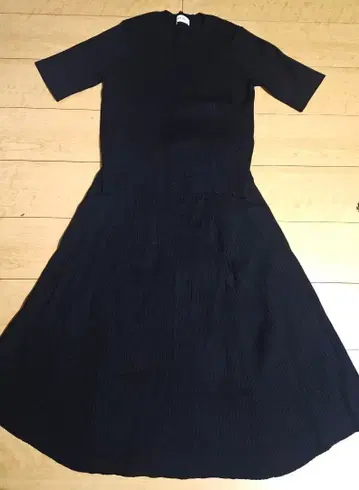 Mila Qwen 블랙 반팔 무릎 기장 스커트 셋업