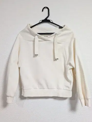 STRAWBERRY-FIELDS 아이보리 후드티 스타일