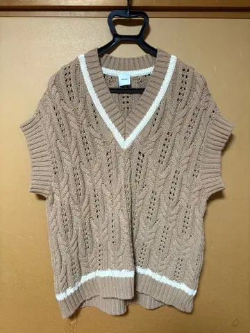 Spick & Span 베이지 V넥 니트 베스트