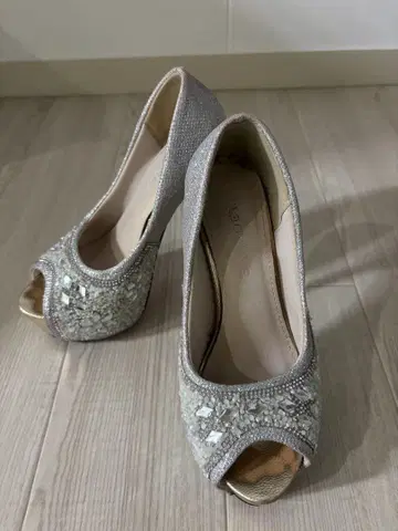 BENEDETTA 실버 비쥬 장식 오픈토 하이힐 캬바쿠라