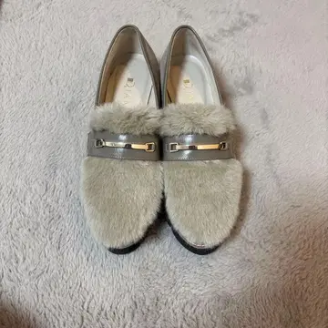 DIANA 퍼 달린 로퍼 그레이