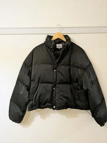 숏 기장 블랙 다운 자켓 후드 부착