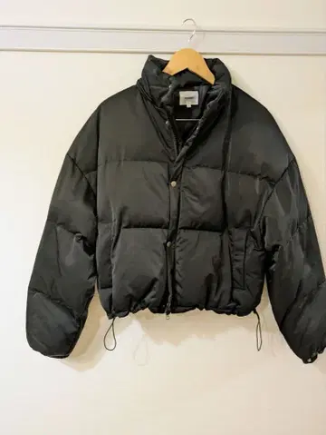 숏 기장 블랙 다운 자켓 후드 부착