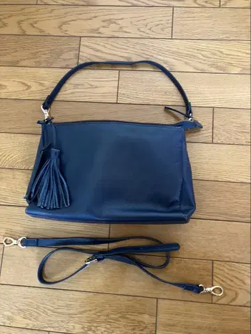 네이비 프린지 숄더백 가죽