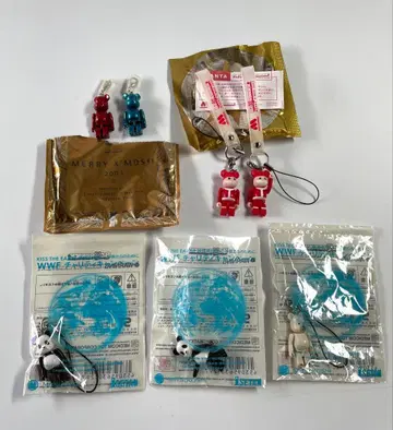 베어브릭 모스 산타 스트랩 2개 산타 메탈 참 2개 WWF 3종