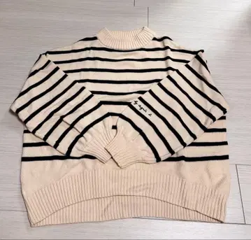 To b.by agnes b. 모크넥 보더 니트 로고 자수