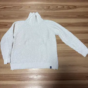 베이플로우 화이트 하이넥 니트