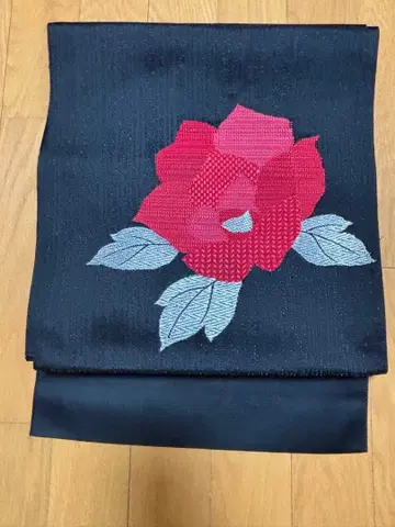 나고야 오비 블랙 베이스에 빨간색 꽃