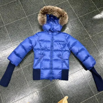 파란색 퍼가 달린 다운 자켓