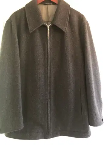 다크 그레이 지퍼 달린 점퍼