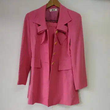 핑크 보타이 포함 자켓과 스커트 세트