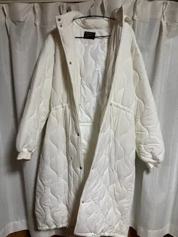 화이트 퀼팅 롱 자켓