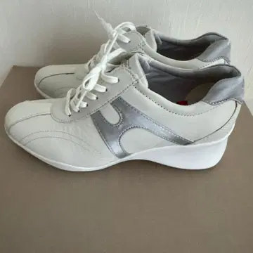 호킨스 스포츠 화이트 가죽 스니커즈 하자 있음