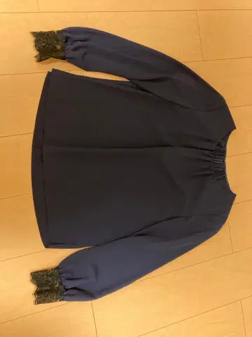 네이비 레이스 벌룬 슬리브 블라우스