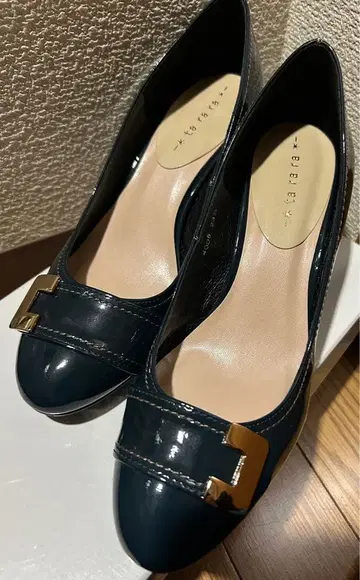 타라라 ta ra ra 천연 가죽 갑 장식 펌프스