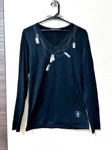 GOSTAR DE FUGA 블랙 긴팔 티셔츠