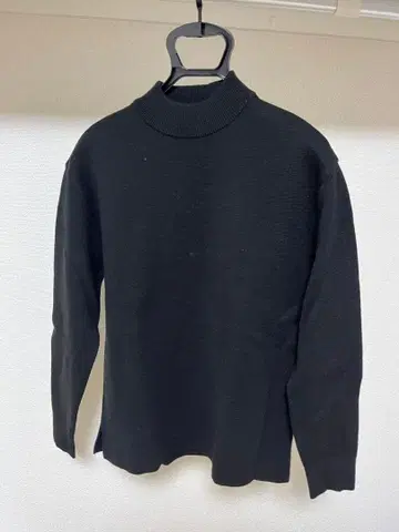 UNITED TOKYO 블랙 모크넥 스웨터