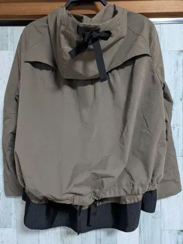 trois 카키 후드 부착 자켓