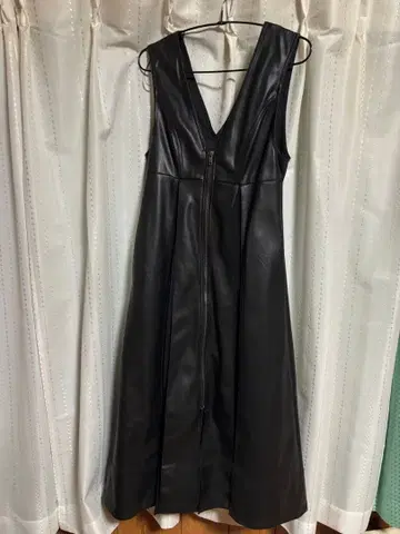 블랙 가죽 V넥 원피스