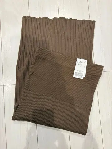 새상품 NOBLE 2024aw 리브 니트 타이트 스커트