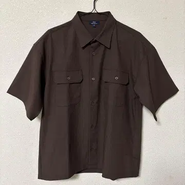 브라운 반팔 셔츠 버튼 달린 포켓